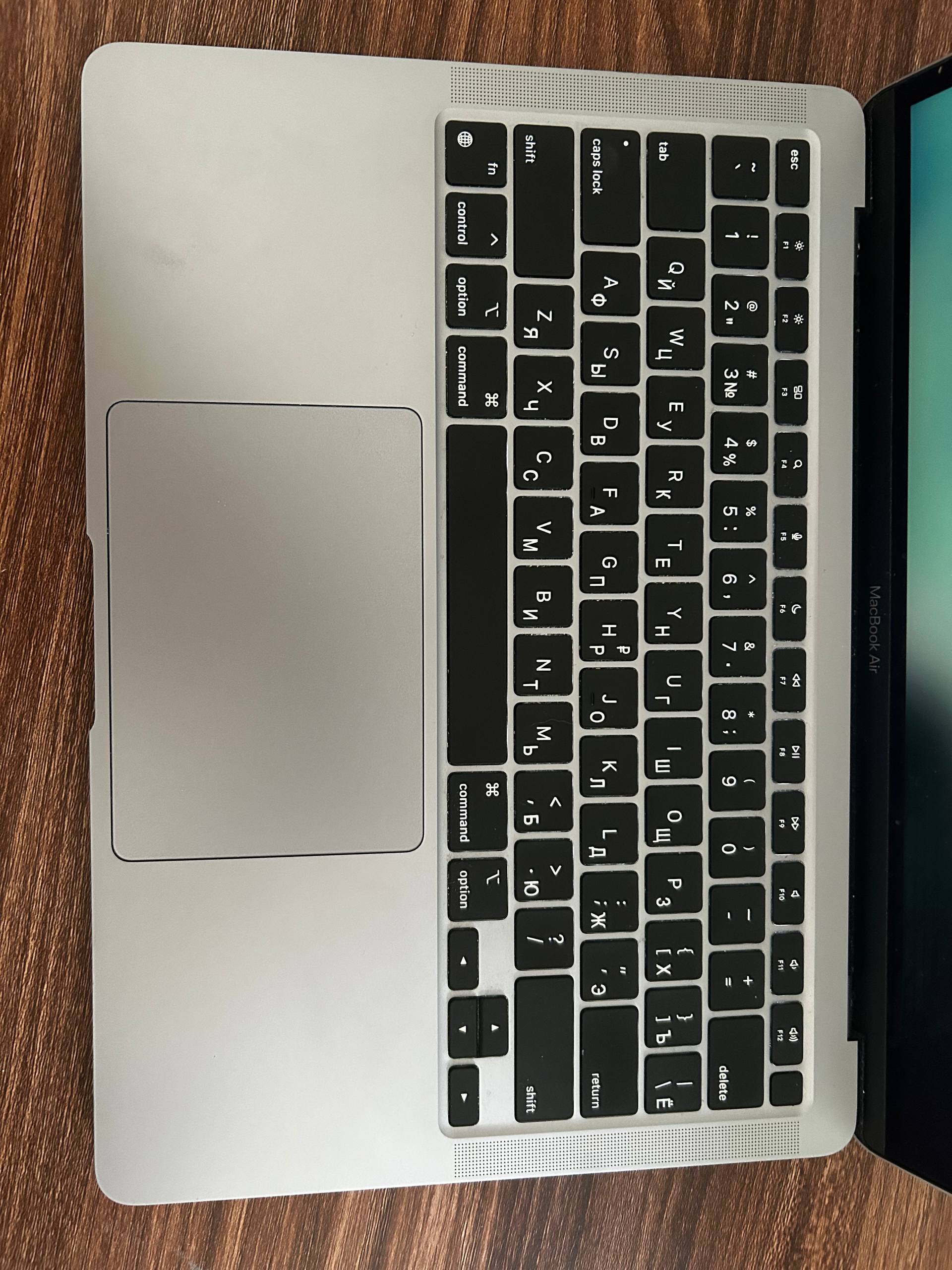 Фото 3: Продаётся MacBook Air 13 M1 (2020) Space Gray с 8 ГБ ОЗУ и 256 ГБ SSD.