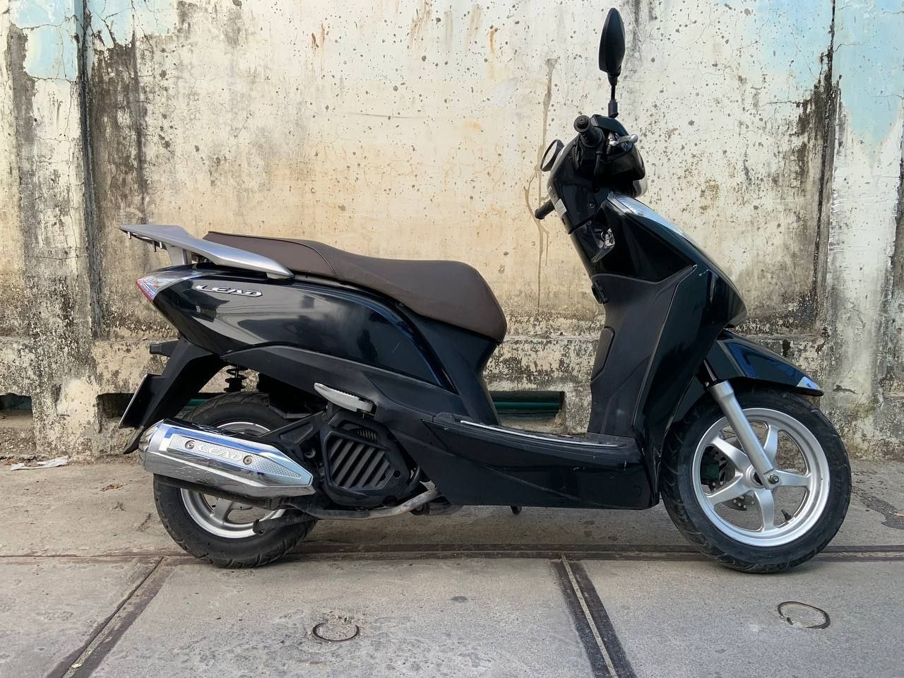 Продаётся Honda Lead чёрного цвета, 125 см³, с небольшими царапинами н