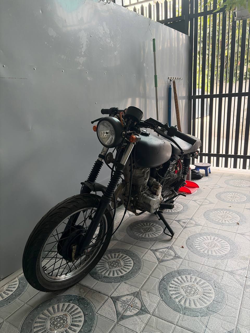 Мотоцикл Sym Wolf 125 на ходу, заводится с кнопки, 5-ступенчатая механика.