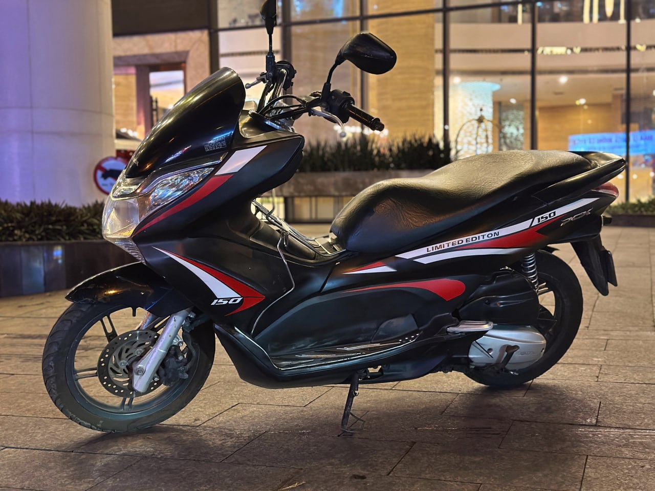 Фото 2: Honda PCX 2011 года, чёрный, пробег 65 000 км, объём 125 куб.см.