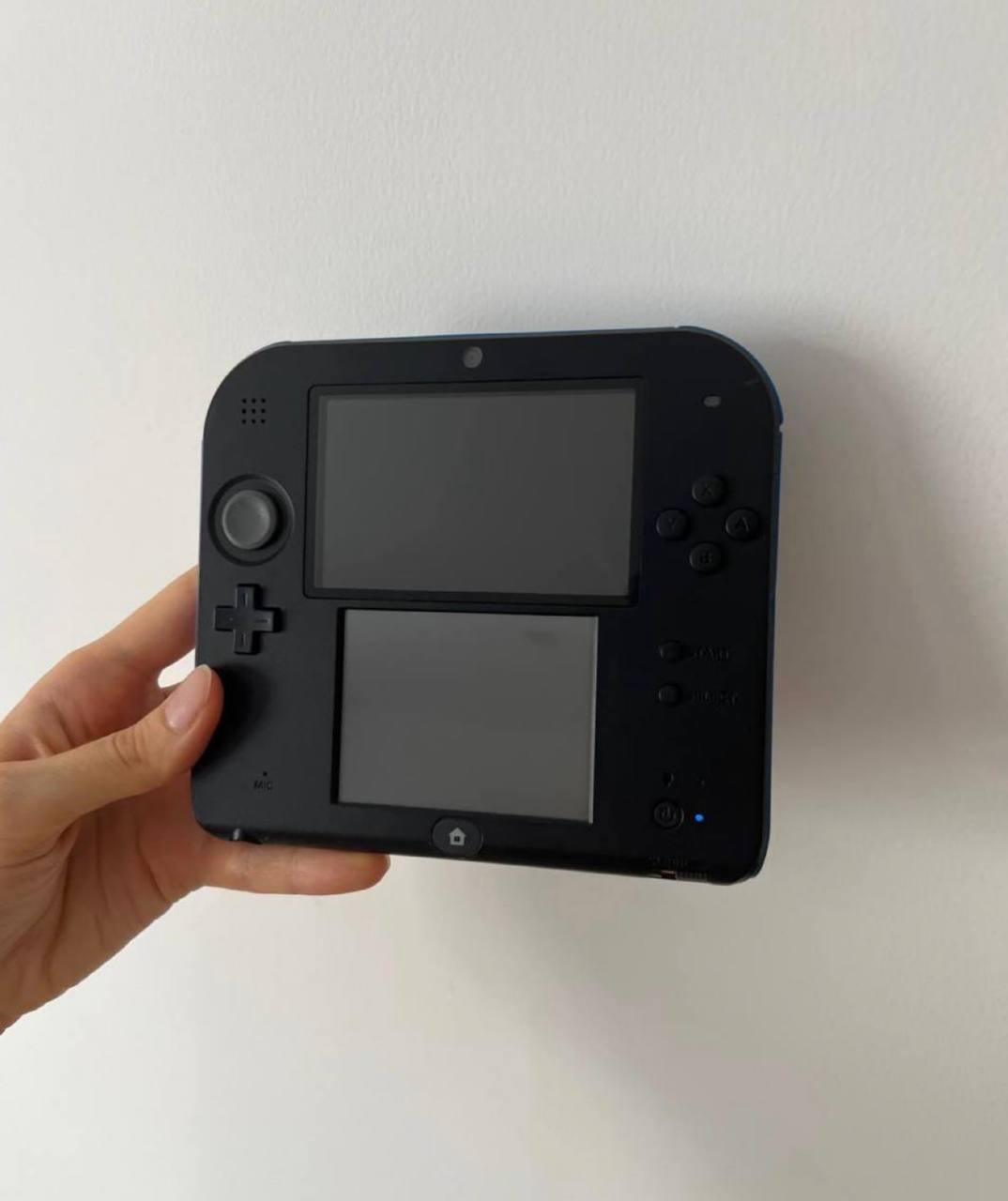 Продается портативная игровая консоль Nintendo 2DS в хорошем состоянии.