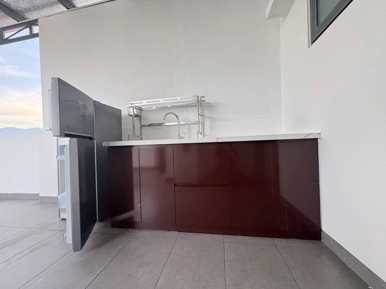 Фото 2: Сдаётся студия 100 м² на 5-м этаже с лифтом, полностью меблирована, с