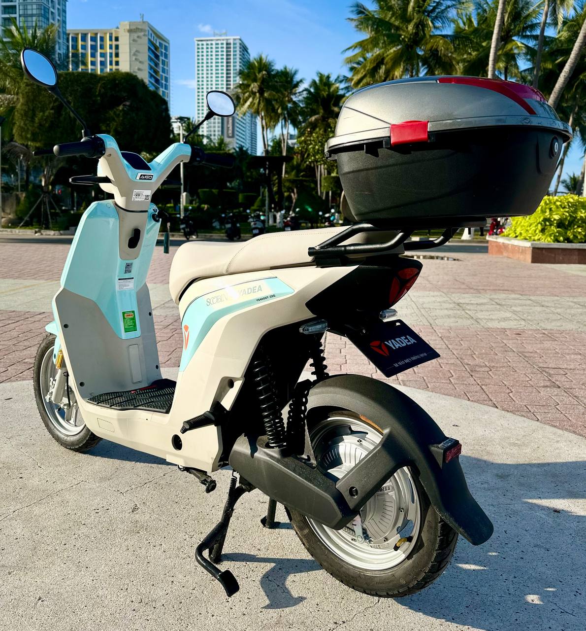 Фото 2: Сдаётся в аренду новый электробайк Yadea Vekoo с кофром в Нячанге