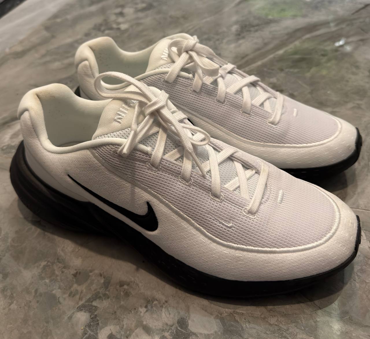 Почти новые кроссовки Nike, надевались один раз, состояние 10/10