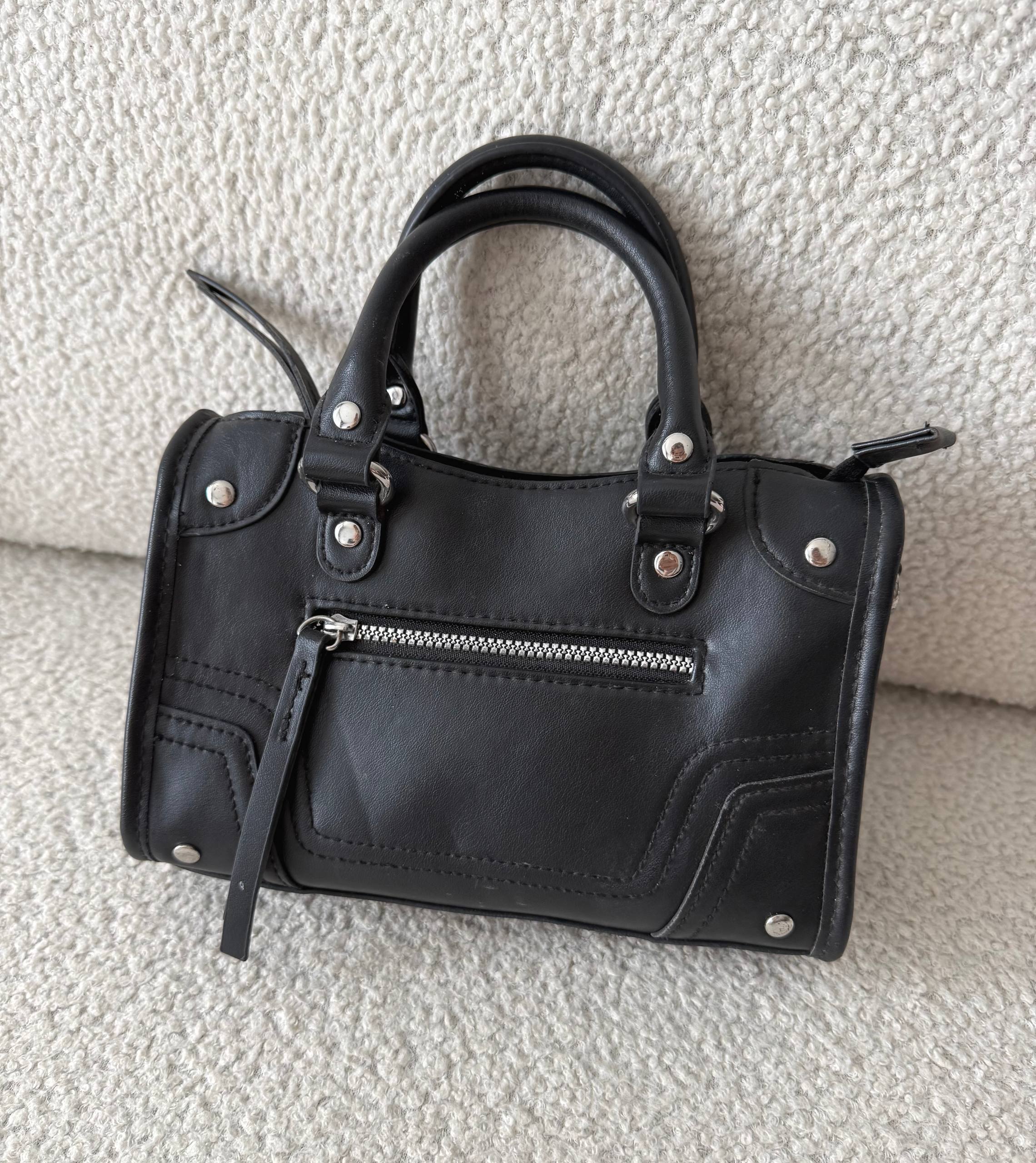 Продаются вещи: сумка черная H&M 50k, боксерские перчатки 10oz 160k, легкое…