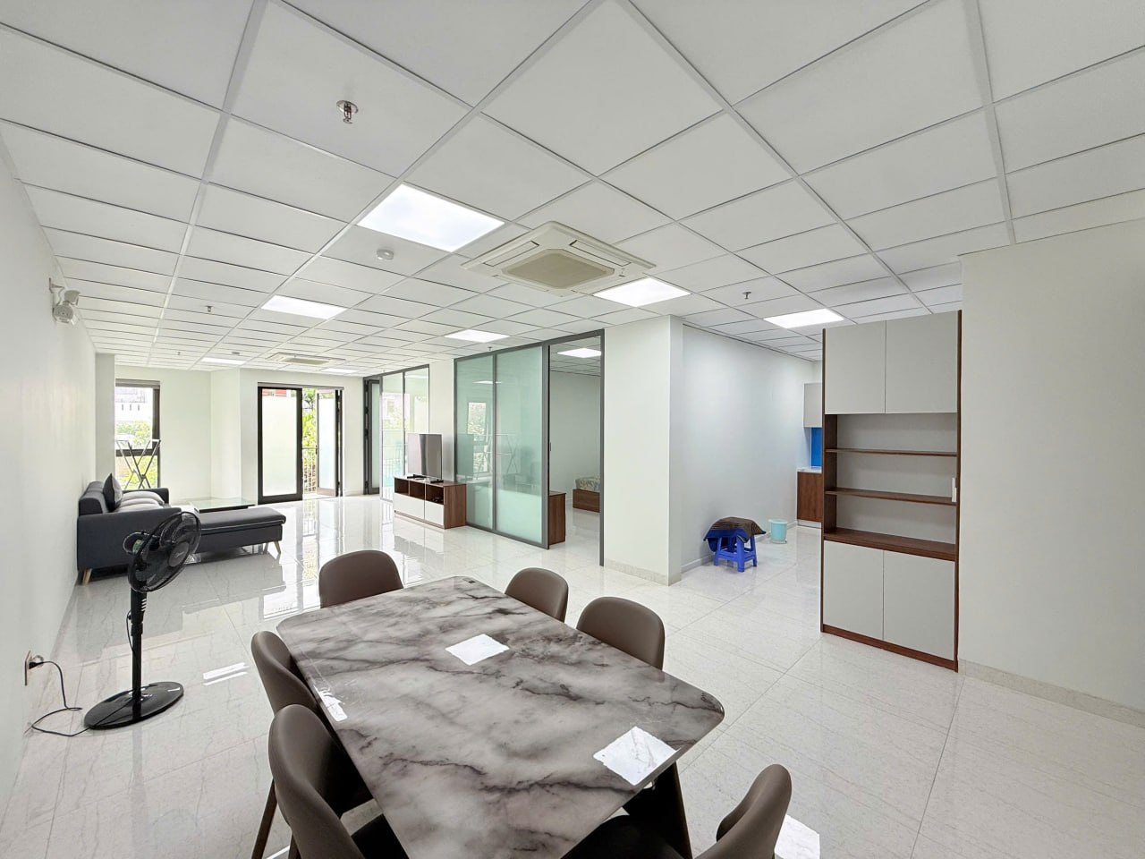 Сдаётся просторная квартира с 2 спальнями и 2 санузлами, 115 м², с современной мебелью…