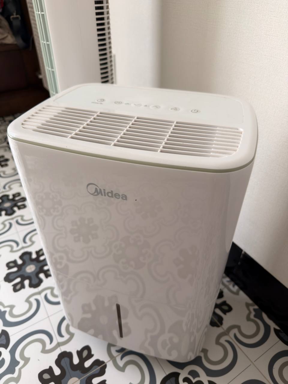 Продаётся осушитель воздуха Midea MDD01-12DEN7 в хорошем состоянии, производительность…