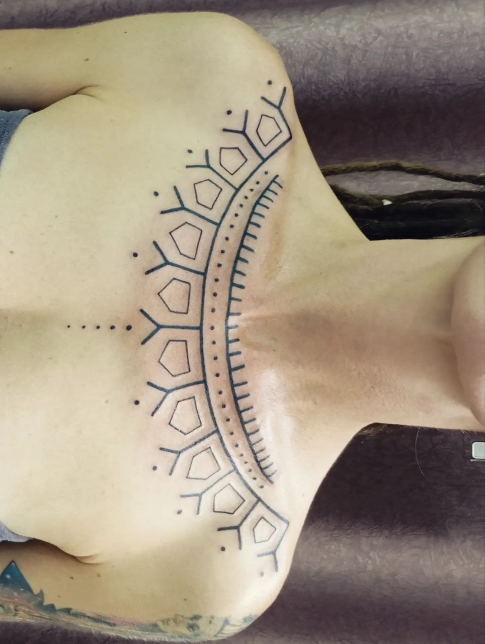 Выполнение татуировок машинкой и вручную (Handpoke), а также обучение.