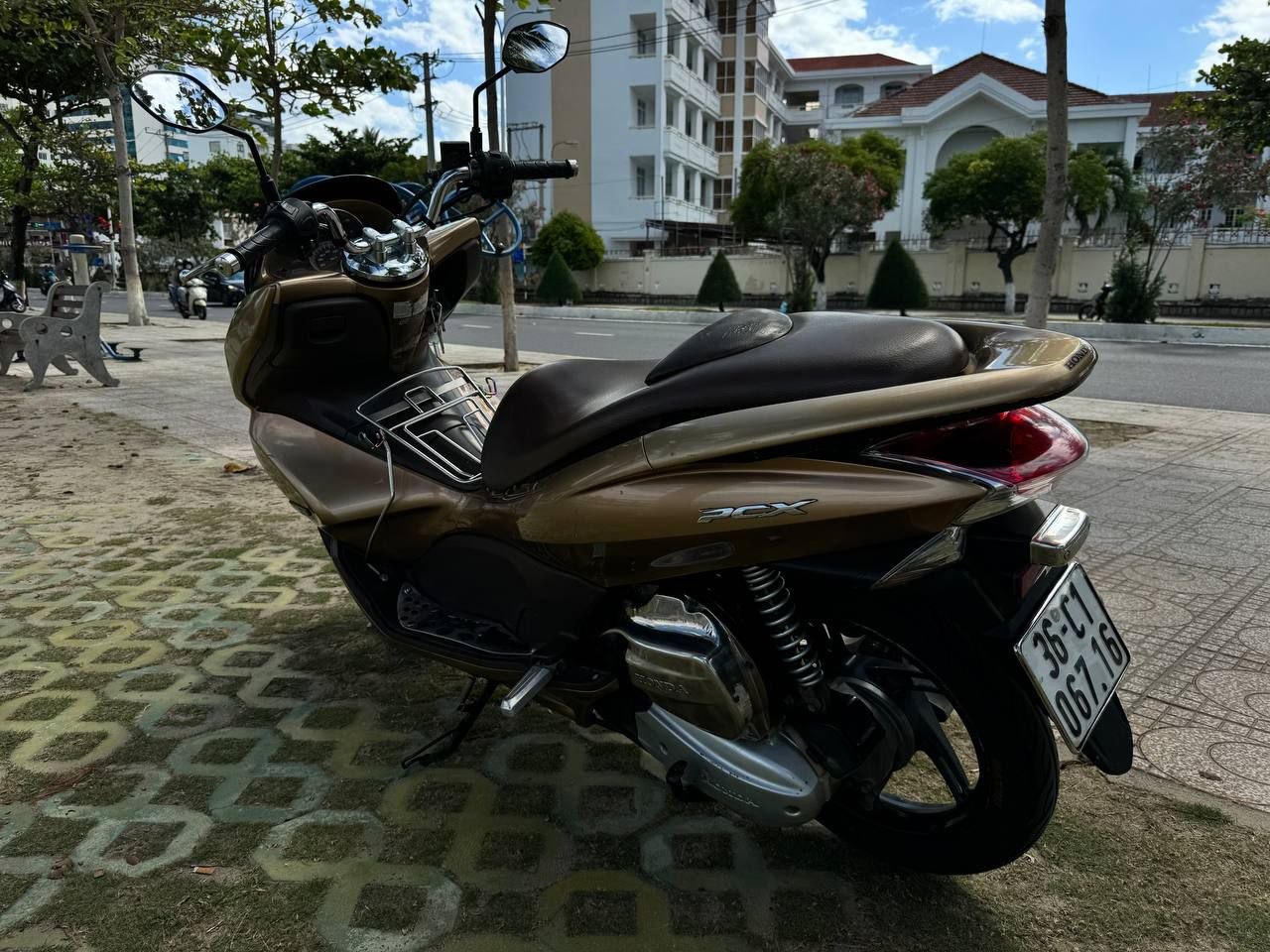 Фото 2: Продаётся Honda PSX 125 2011 года в отличном состоянии, всё оригинальное, в родной…