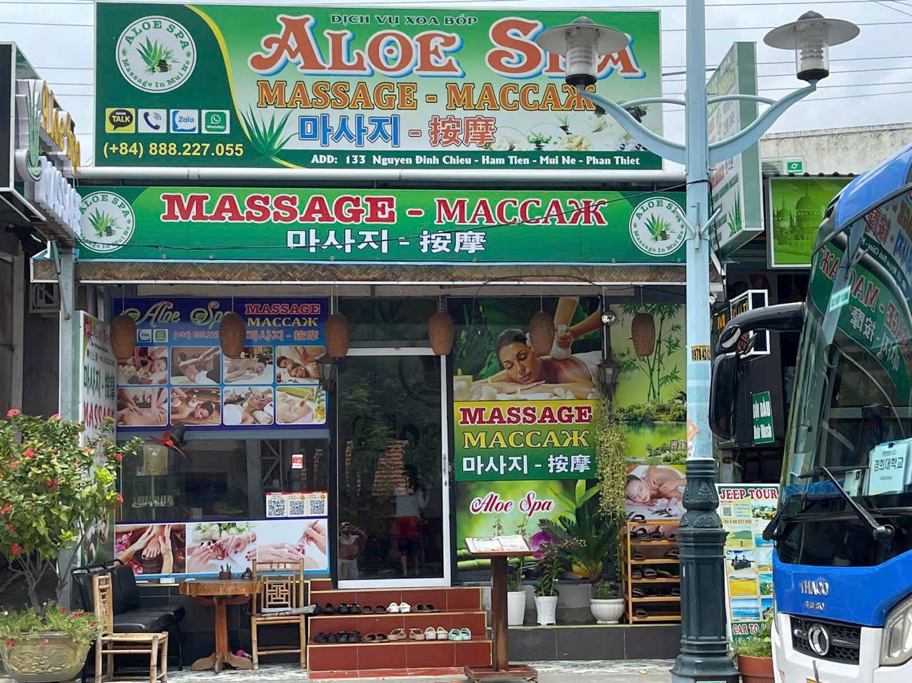 Салон Aloe Spa предлагает массаж с алоэ, тайский, спортивный и синхронный в 4 руки.