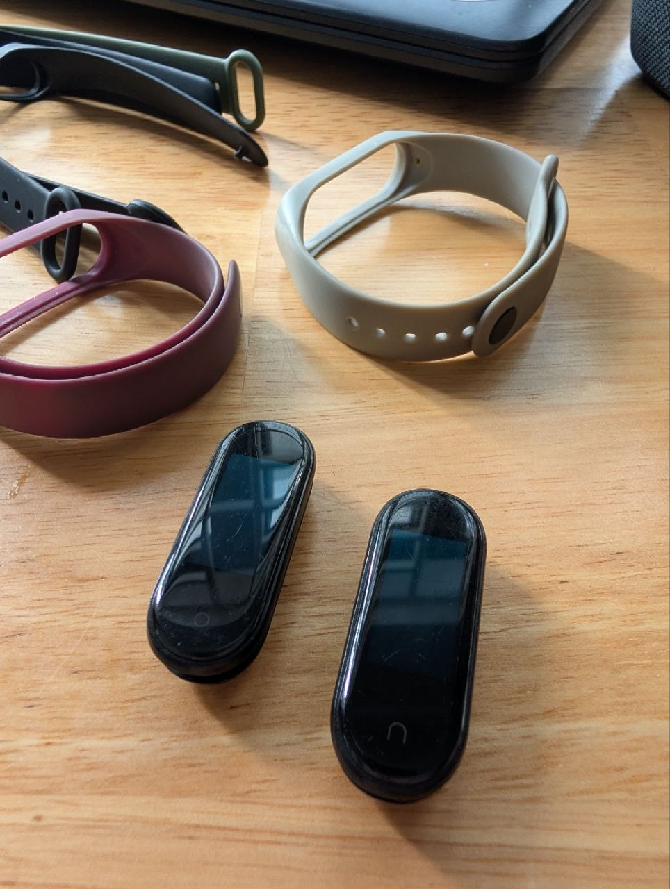 Продаются два фитнес-трекера Mi Band 4: обычная версия за 200 000 донгов и NFC-версия…