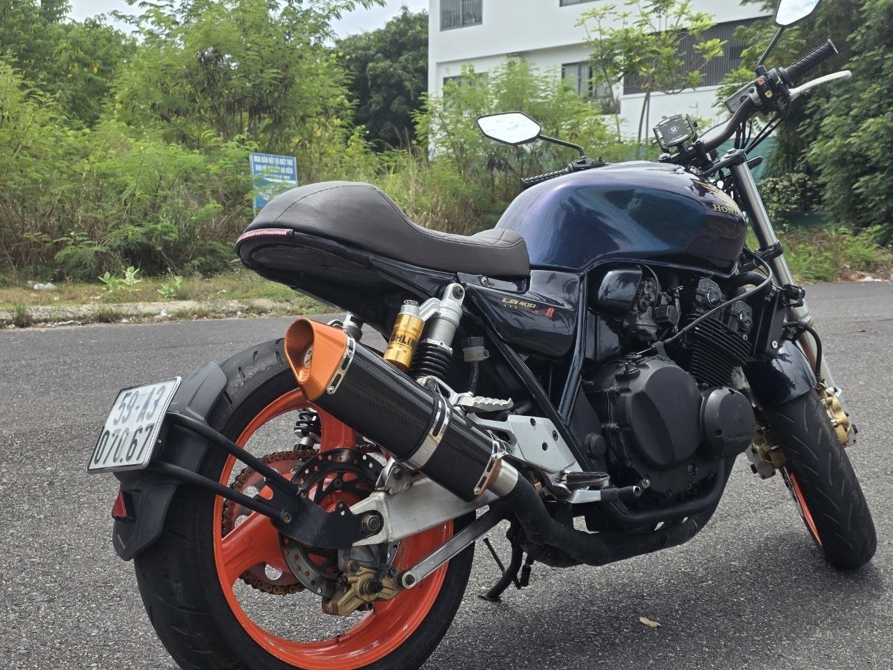 Продаётся полностью кастомный Honda CB400, собранный опытными механиками.