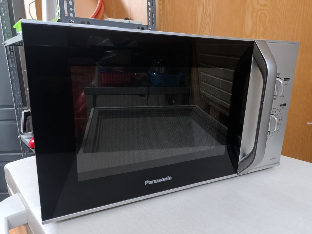 Продаётся кухонная техника: холодильник Sharp (270 л, 2 500 000), микроволновка…