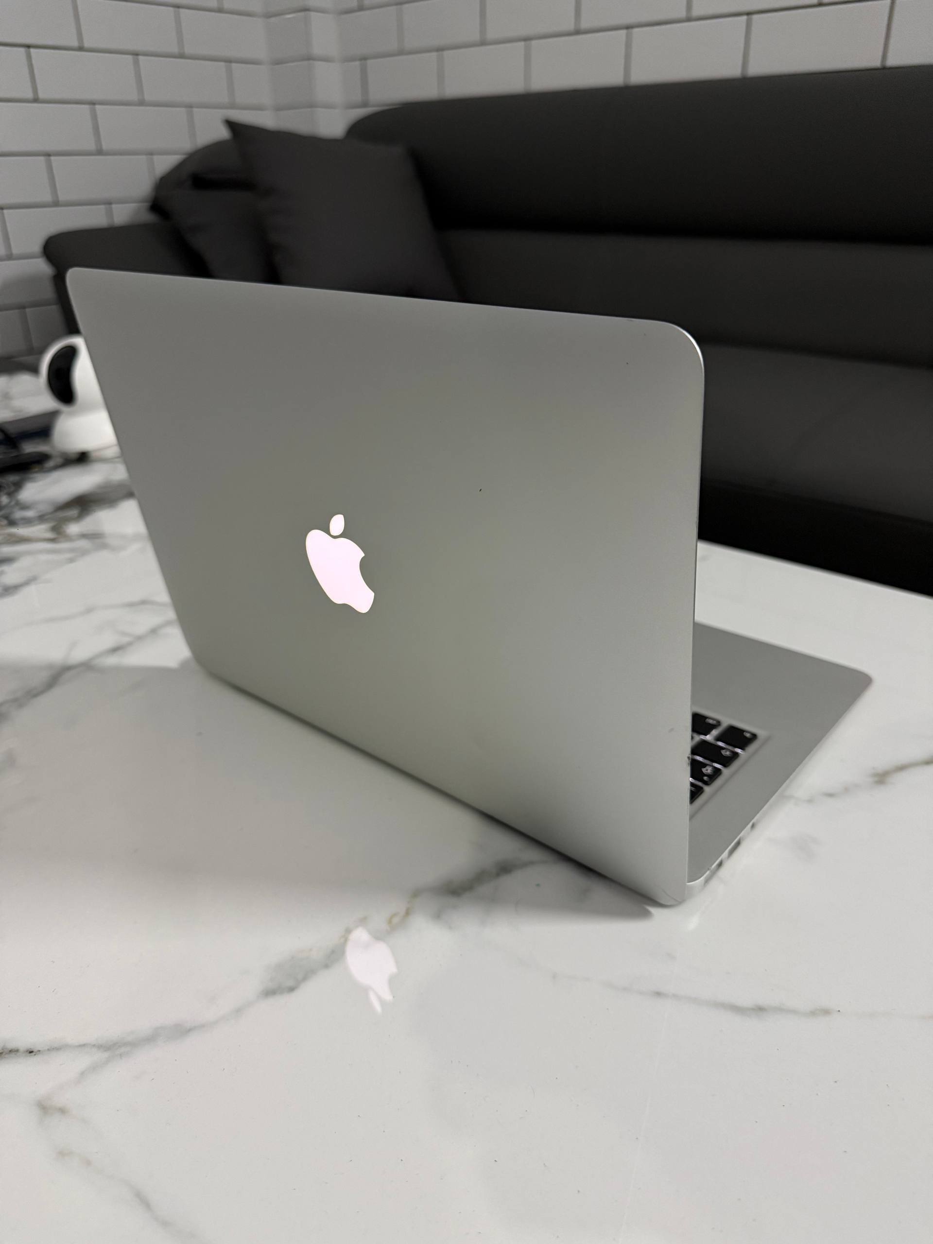 Продаётся MacBook Air 13 дюймов 2017 года в хорошем состоянии