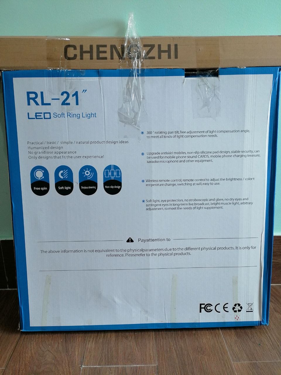 Фото 2: Большая кольцевая лампа со штативом и тремя холдерами для смартфонов.