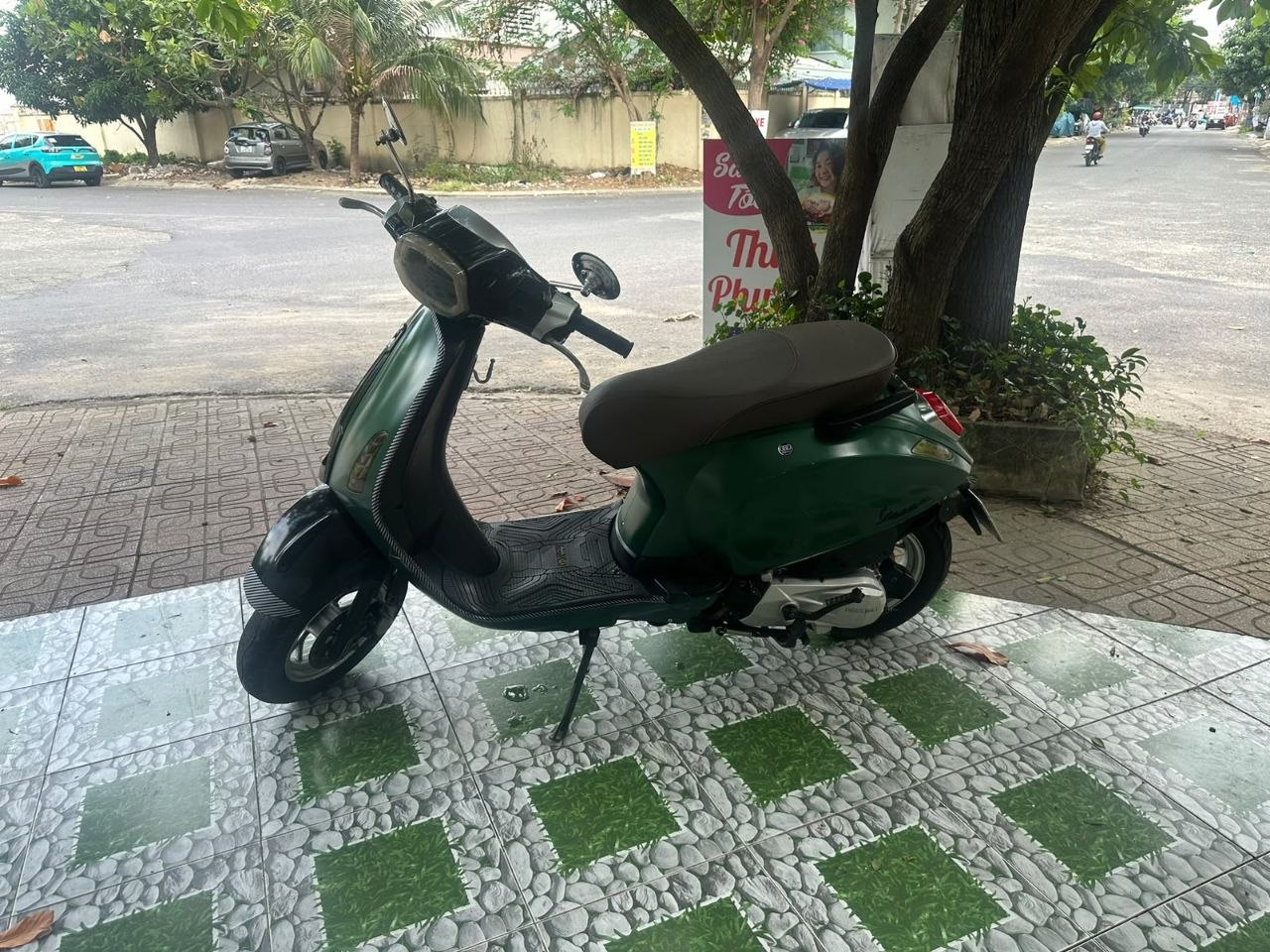 Стильный скутер Vespa Sprint 50сс 2022 года в идеальном состоянии
