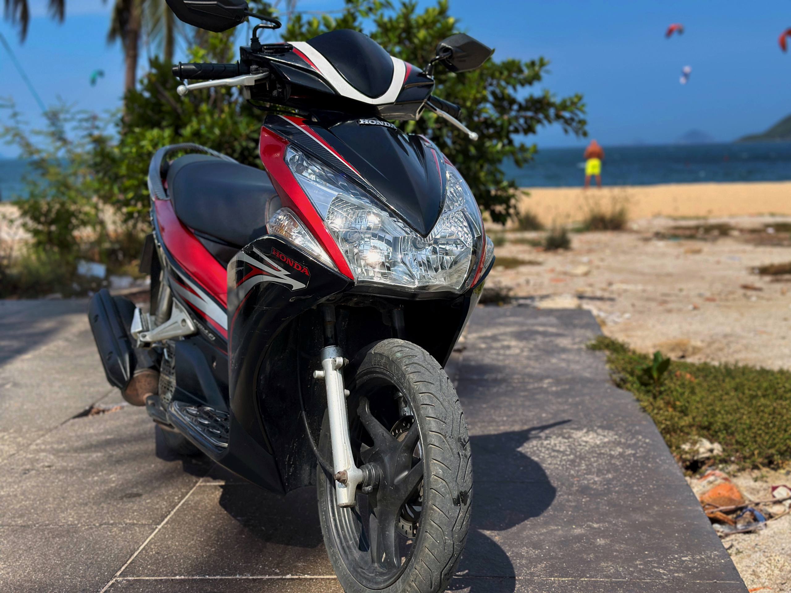 Honda Air Blade 2011 года, красный, пробег 54 000 км, объём 125 куб