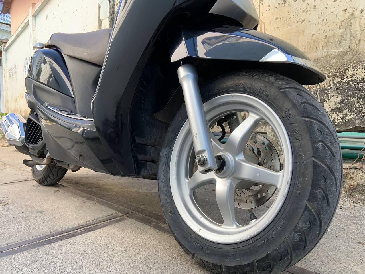 Фото 2: Продаётся Honda Lead чёрного цвета, 125 см³, с небольшими царапинами н