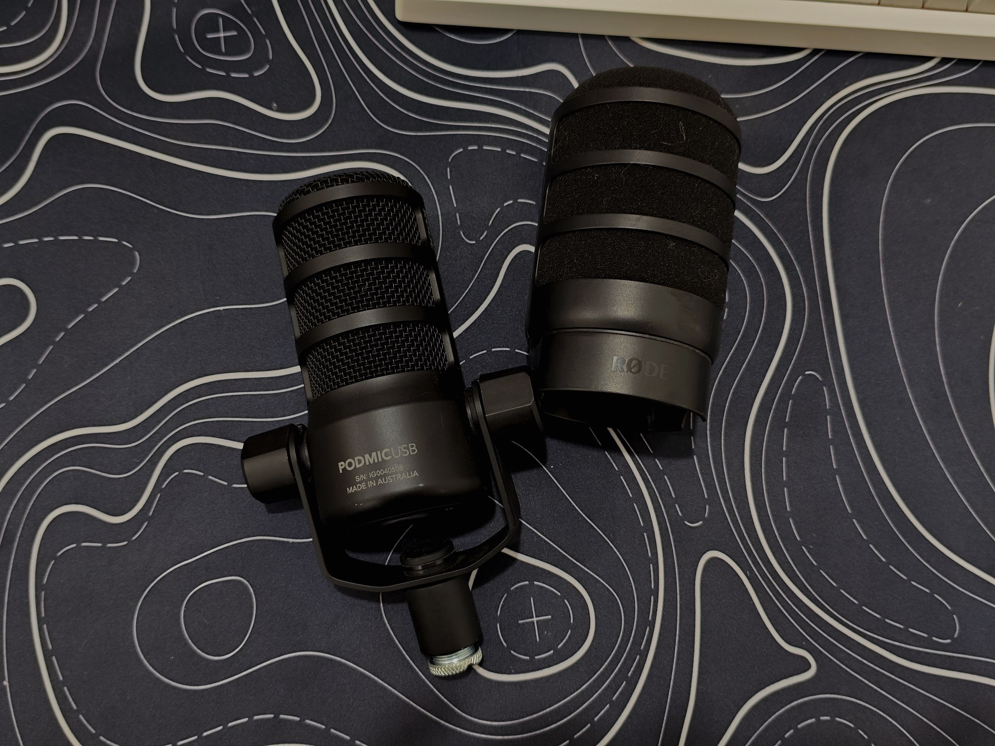 Продаётся динамический микрофон Rode PodMic USB с подключением по USB и XLR.