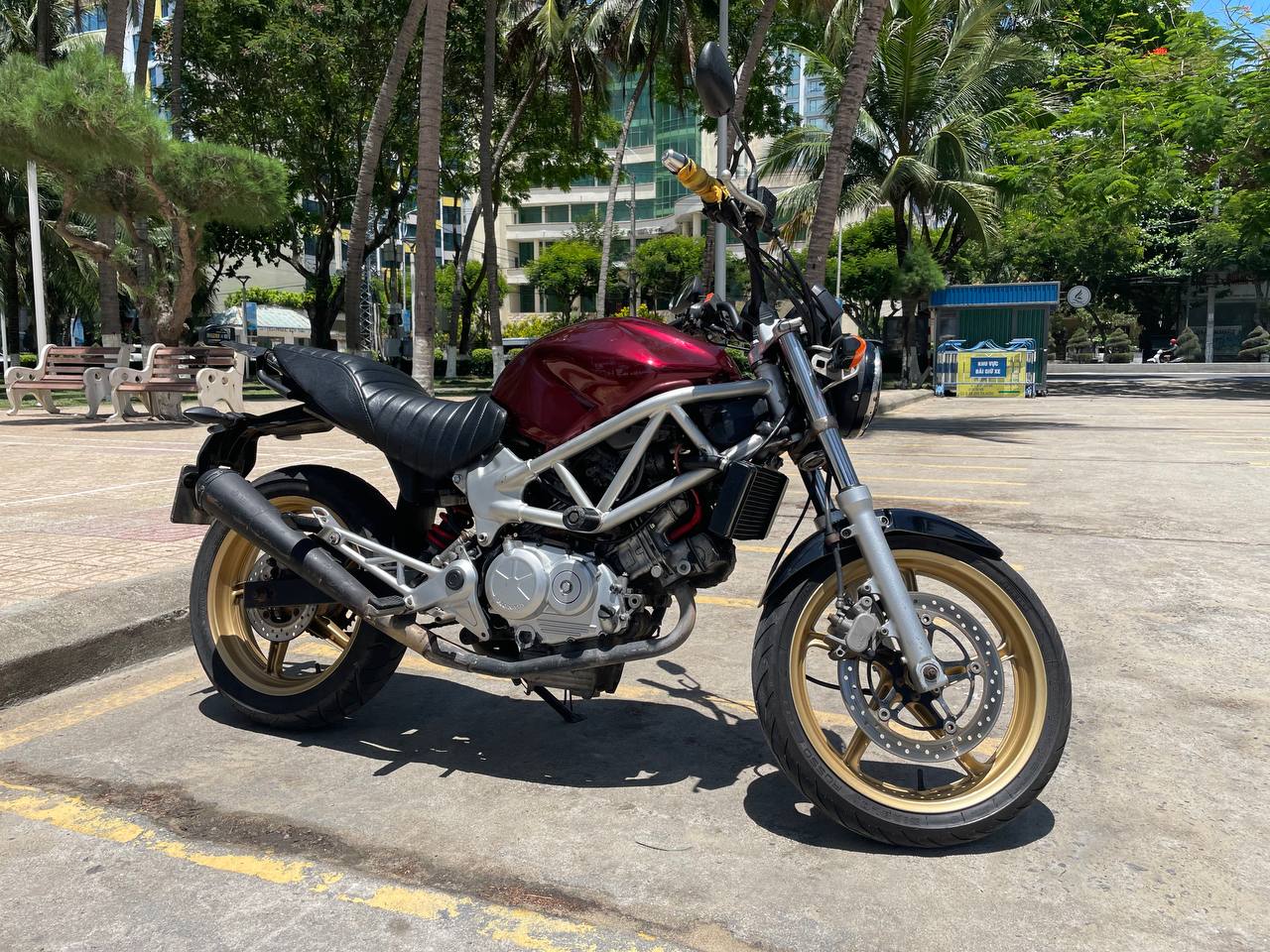 Фото 2: Honda VTR 250 2008 года в хорошем состоянии, V-образный двухцилиндровый двигатель 249…