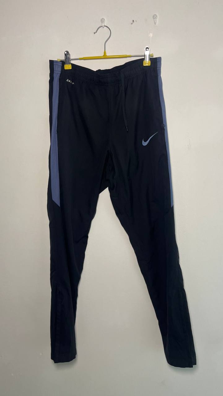 Продаются спортивные штаны Nike Dri-FIT (размер М) за 200 000 донгов…