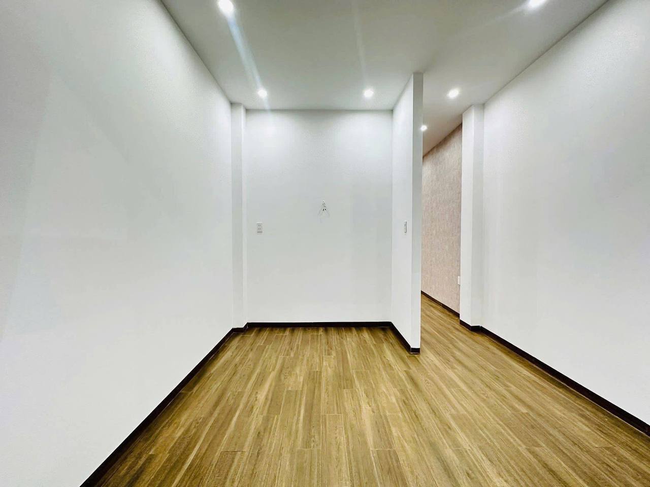 Дом 3 этажа, 4 спальни, 4 ванные комнаты, площадь 58 м²