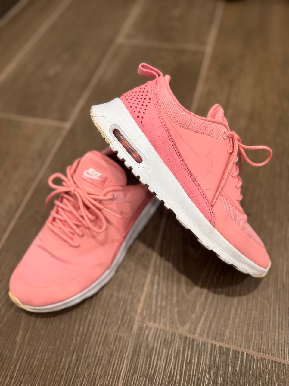 Продаются кроссовки Nike (оригинал, есть потертость на пятке) размер 35/36 за 200 000…