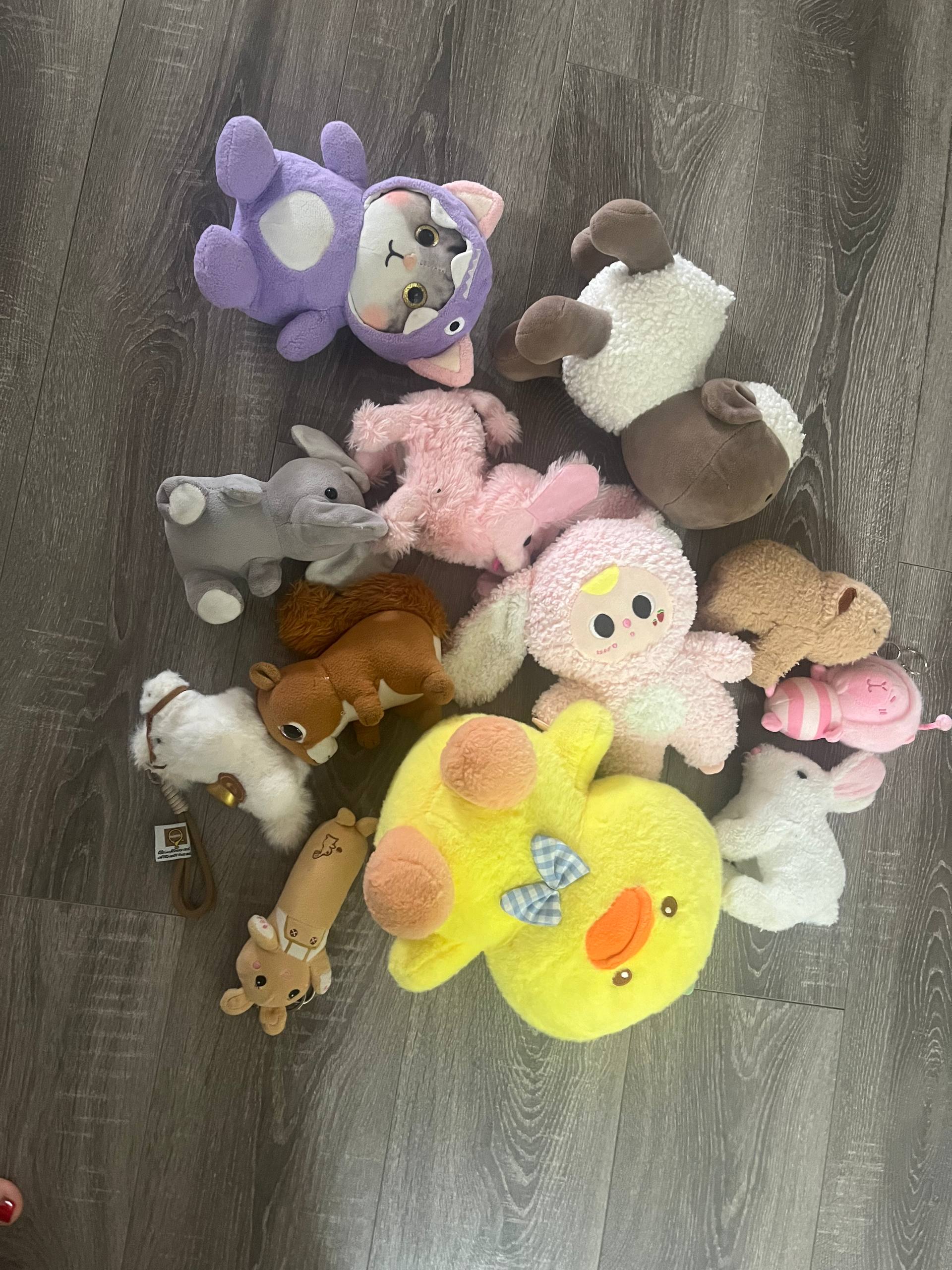 Отдаю мягкие игрушки и деревянный домик с животными