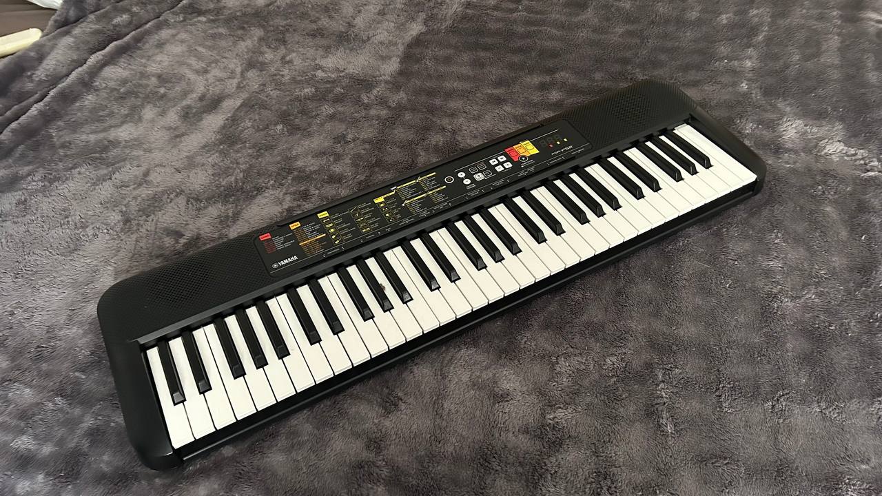 Продаются синтезатор Yamaha PSR-F52, микроволновка Sharp с небольшим дефектом…