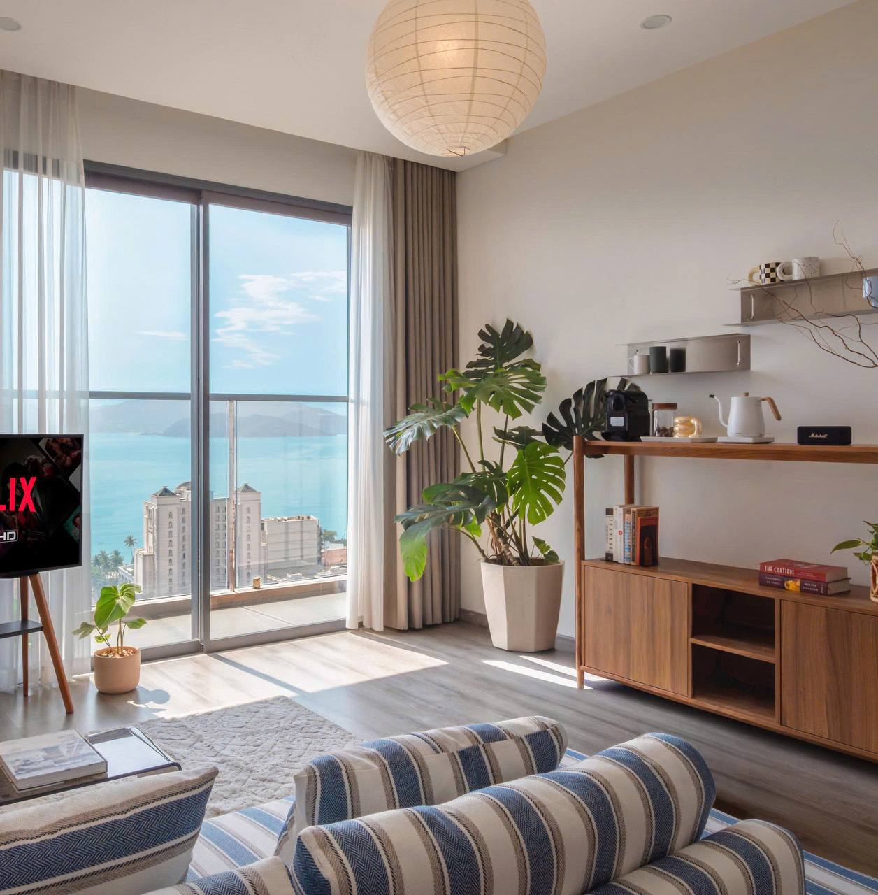 Фото 2: Сдаётся двухкомнатная квартира в Marina Suite с видом на море и город, высокий этаж.