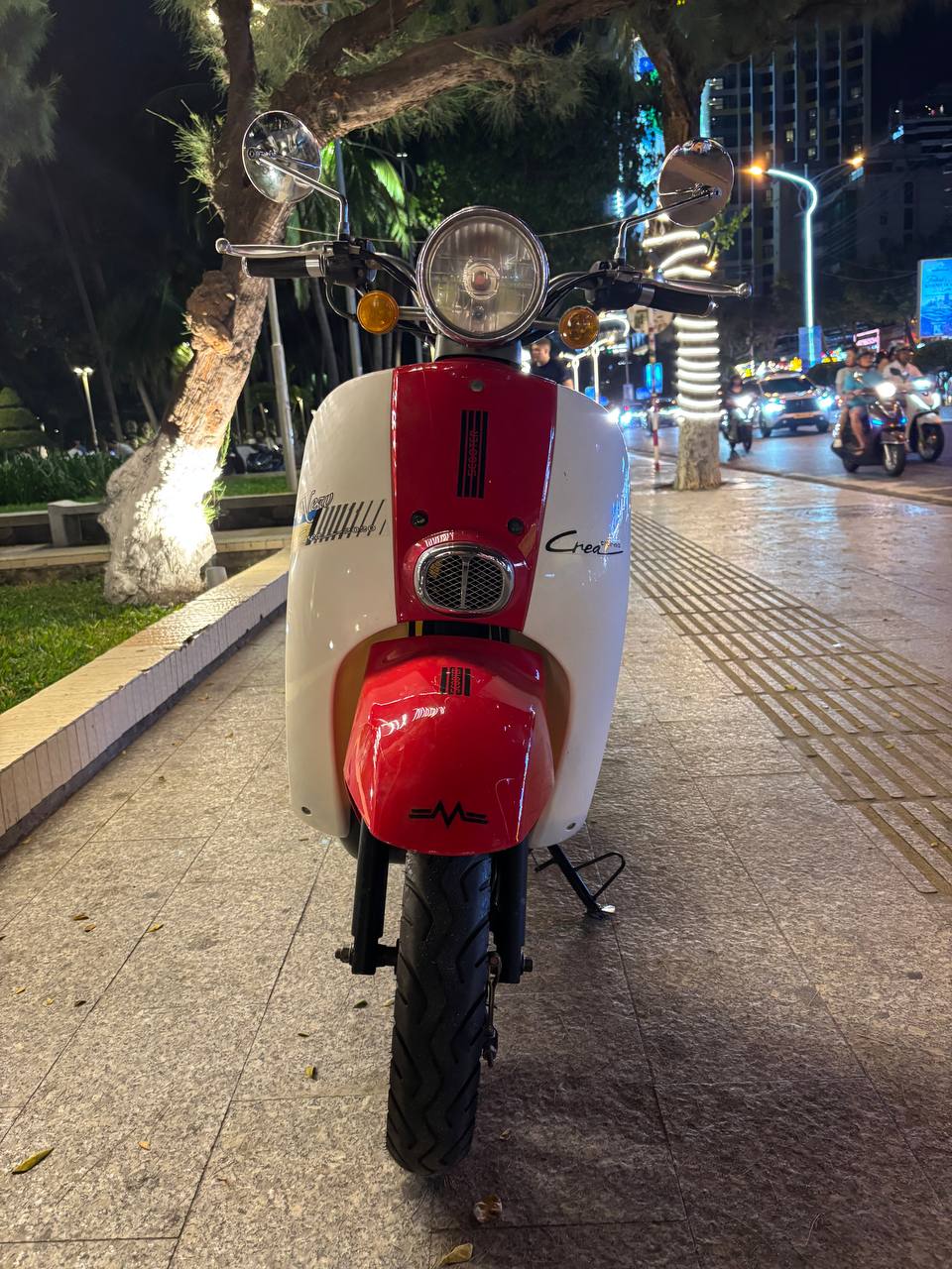Продаётся скутер Scoopy Crea 2021 года, объём двигателя 50 куб