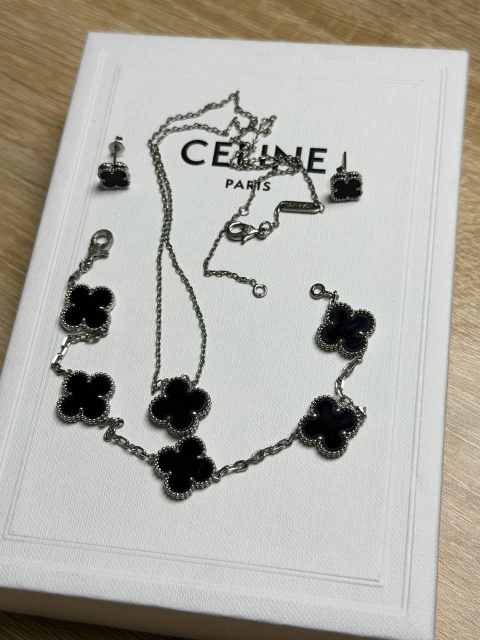 Продаётся новый комплект украшений Van Cleef & Arpels: серьги, браслет