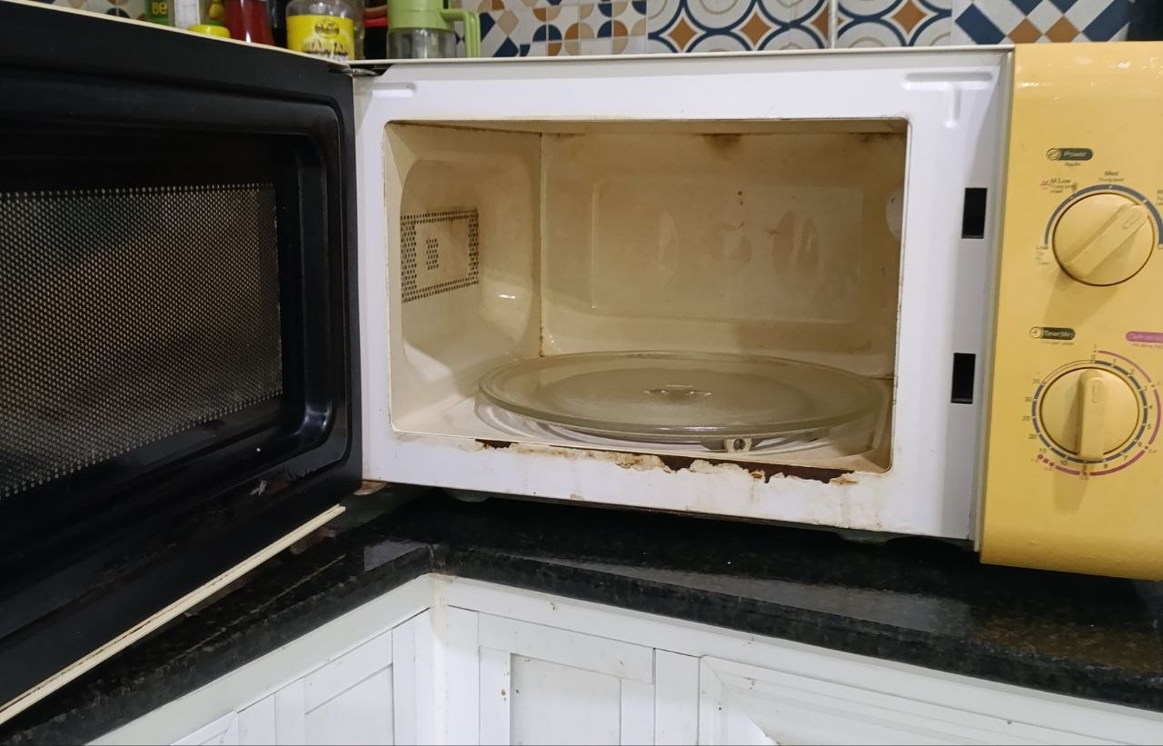 Продаются духовка (50×35 см, всё работает кроме таймера), микроволновка и электрогриль.