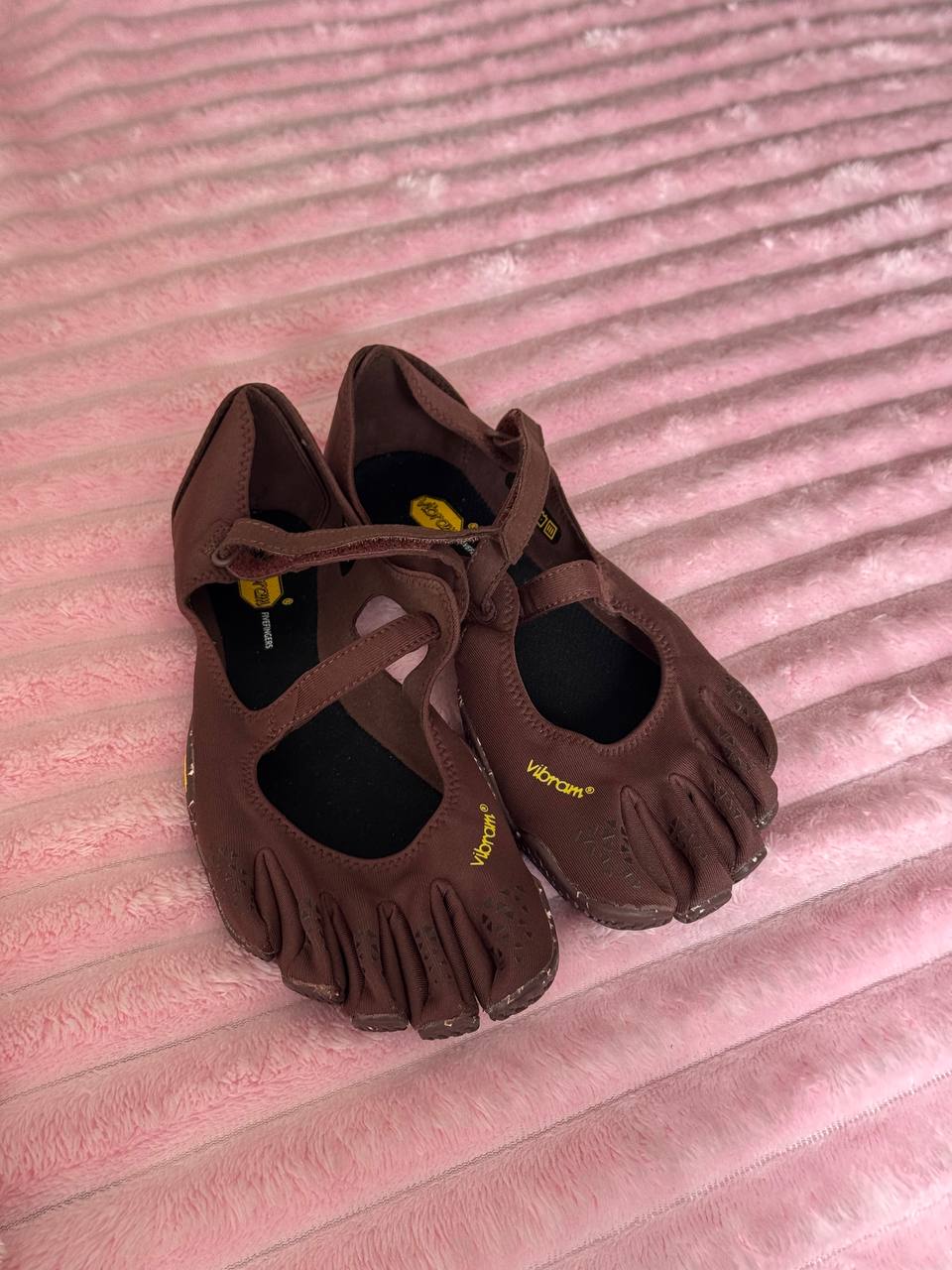 Продаются кроссовки Vibram и ASICS, размер 39