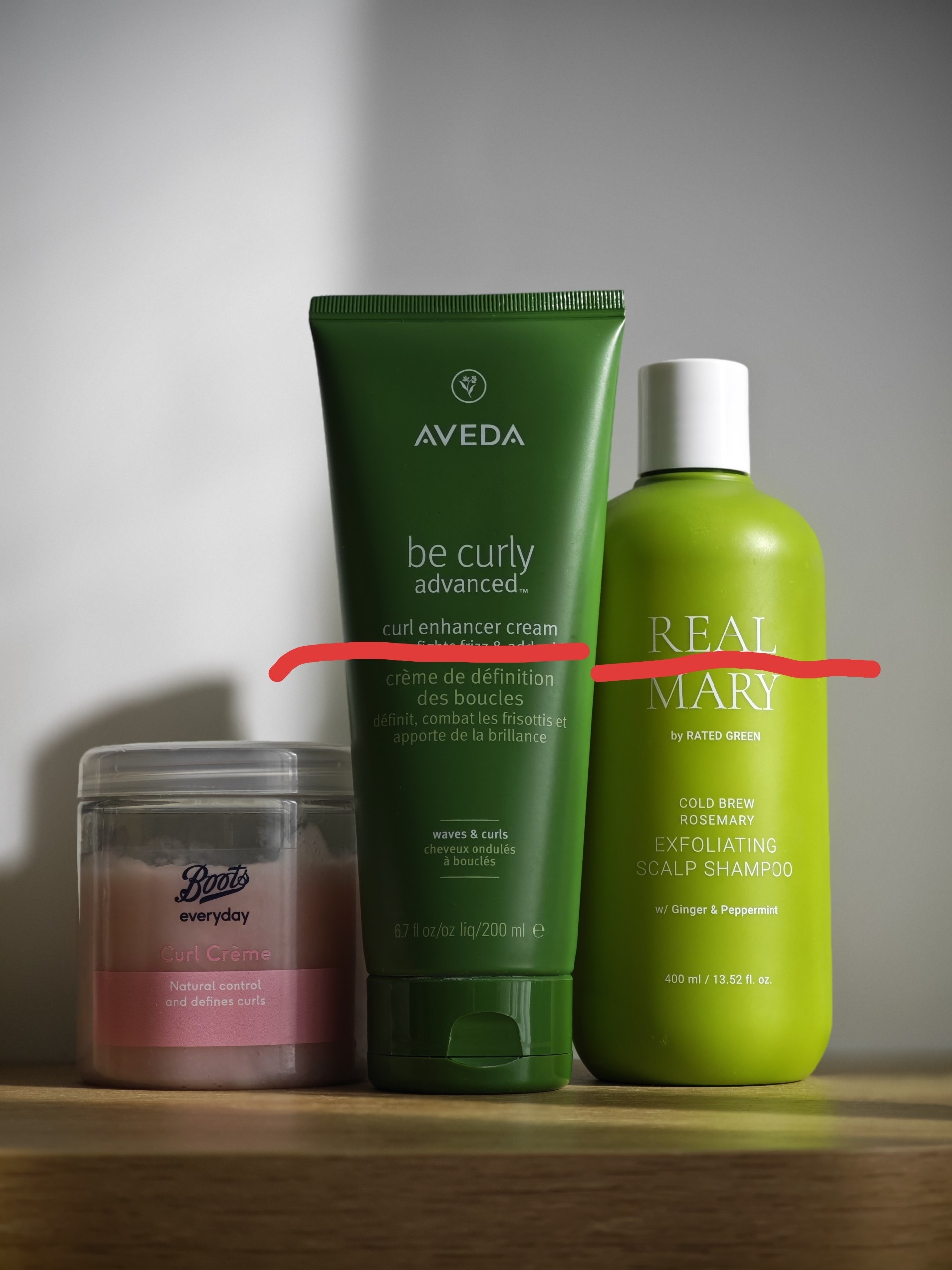 Продаются косметические средства: крем Boots curly cream за 120 000 донгов, крем Aveda…