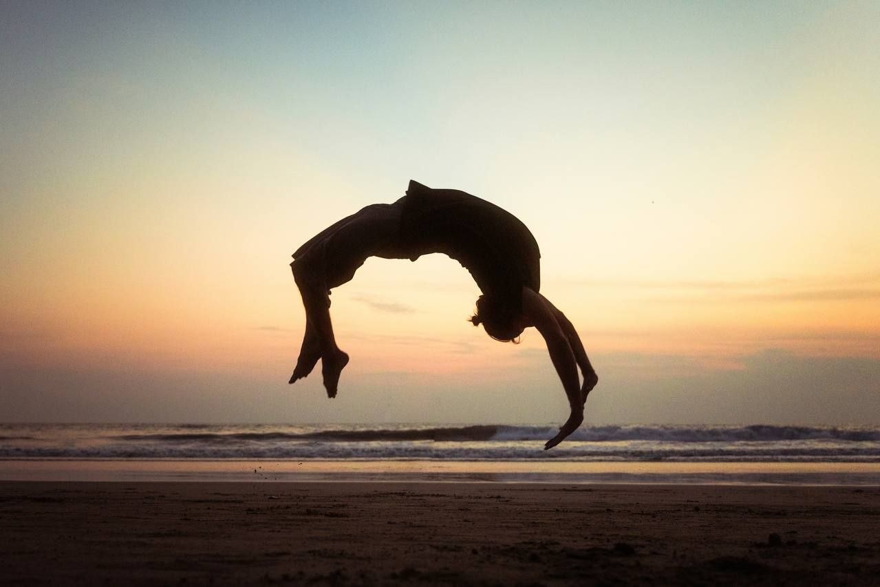 Регулярное занятие Yoga Dance для взрослых по пятницам с 19:00 до 21:00 на севере…