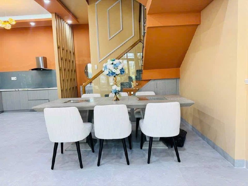 Трёхэтажный дом площадью 300 м² с пятью спальнями и комнатой для алтаря, полностью…
