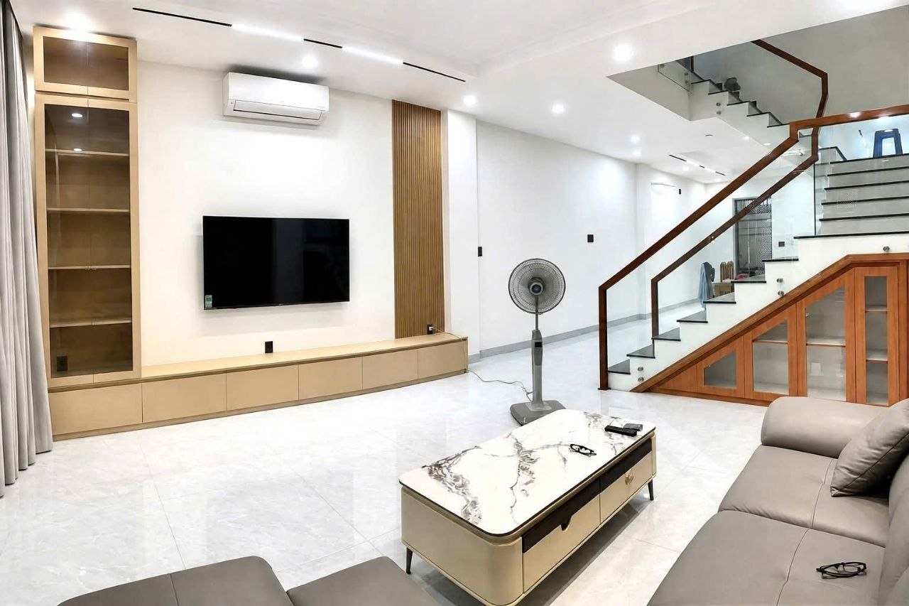 Просторный дом в районе Ми Гиа, площадь 270 м², 4 спальни, 5 ванных комнат.
