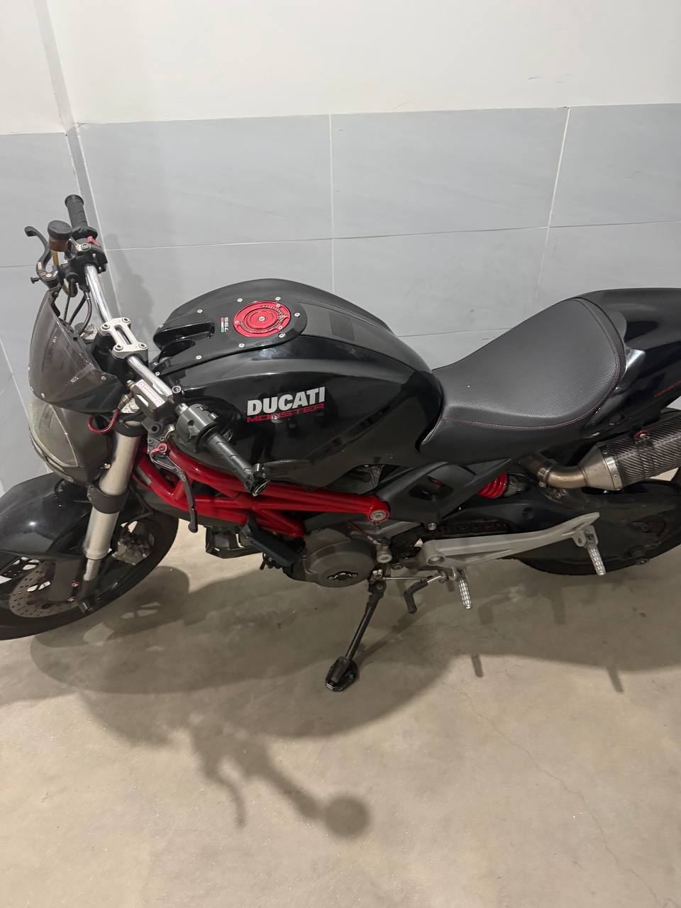 Срочно продаётся Ducati Monster 795 2014 года с полным пакетом документов.