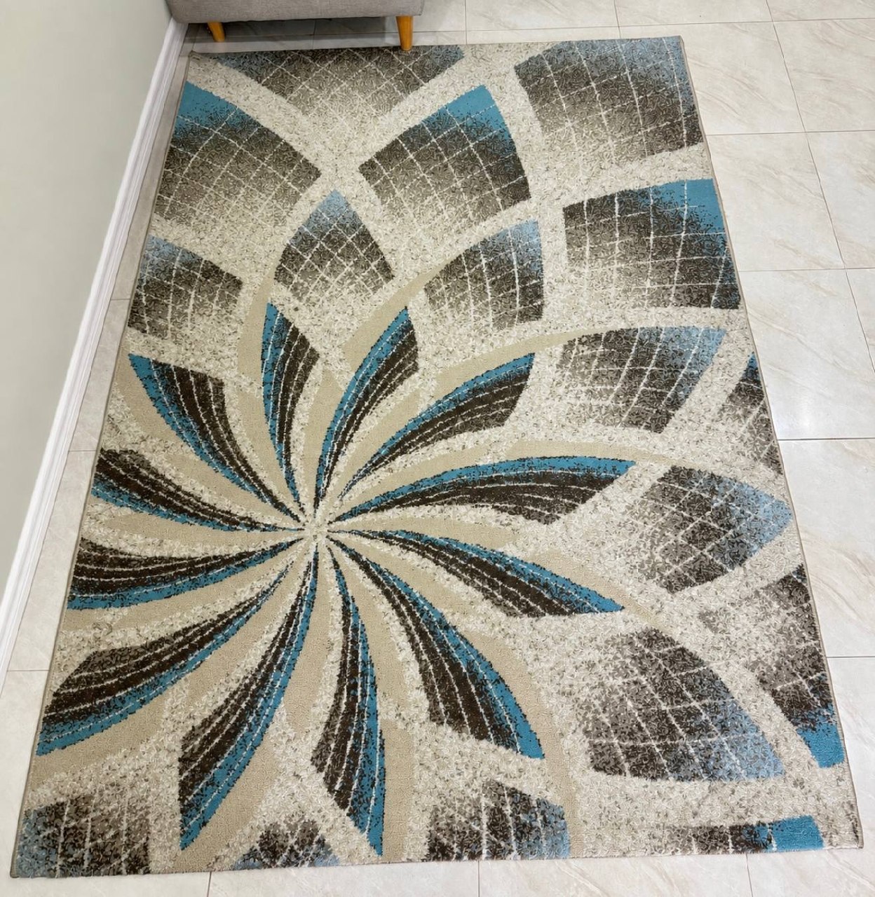 Продаётся ковёр размером 160×230 см в хорошем состоянии