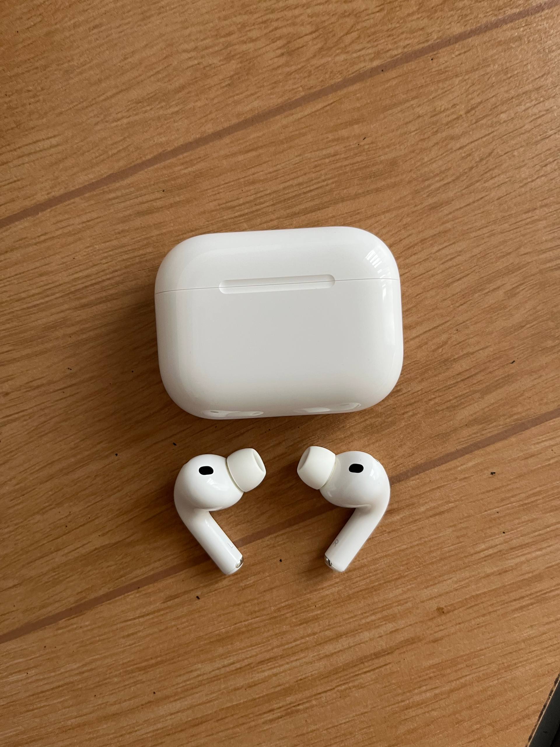 Фото 3: Продаются наушники AirPods Pro 3 в идеальном состоянии, полный комплект, кейс в подарок.