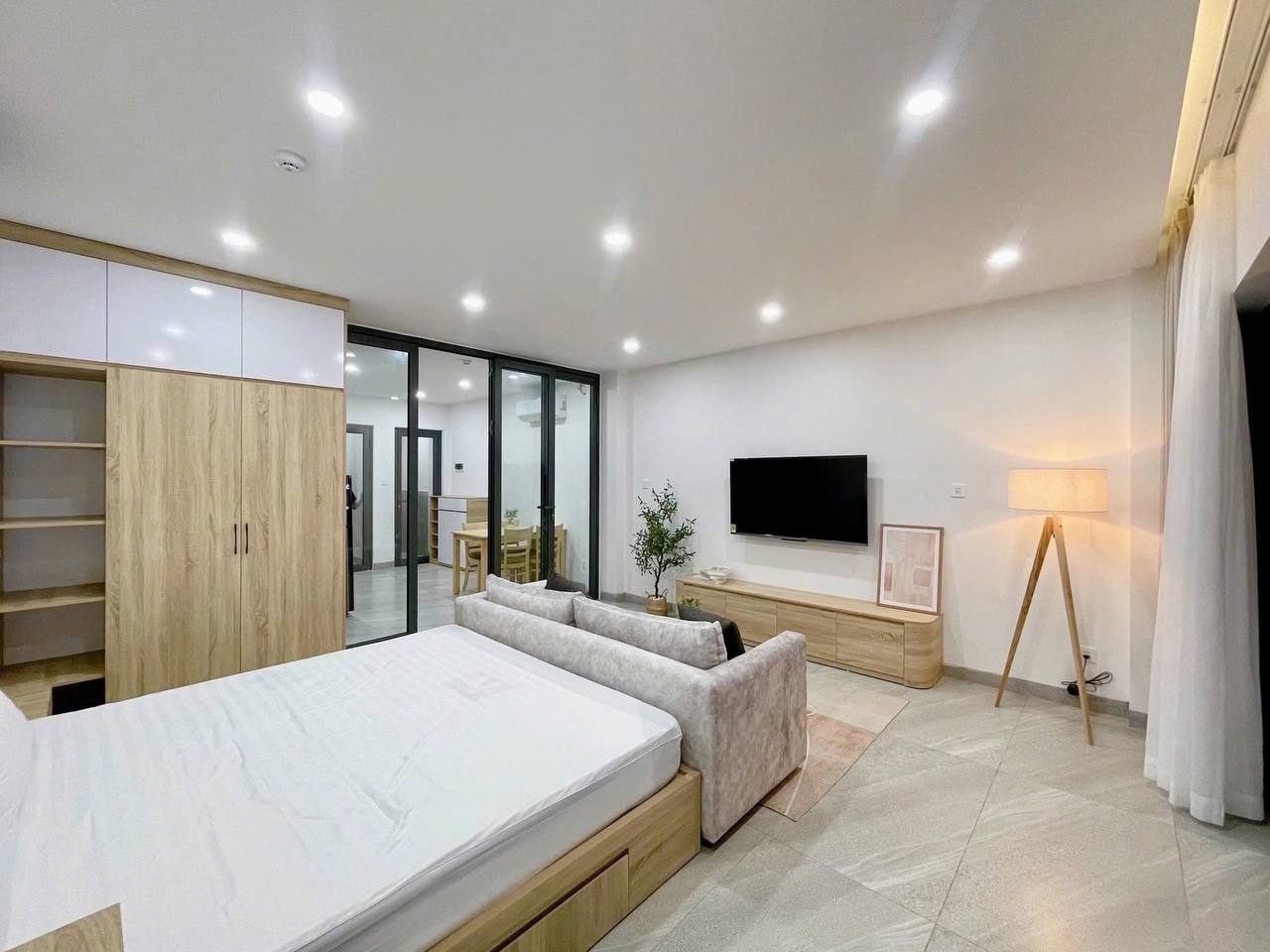 Фото 3: Дизайнерские апартаменты 55 м² с одной спальней и личной стиральной машиной в ЖК Hà…
