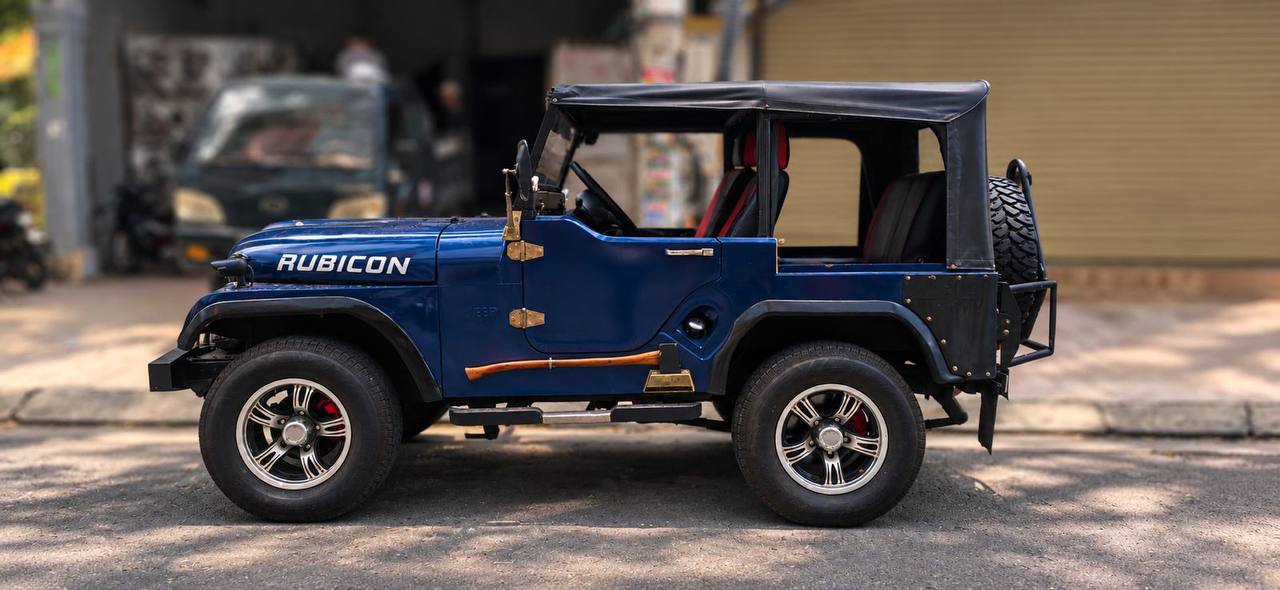 Продаётся Jeep CJ5 Rubicon 1975 года в ярком синем цвете