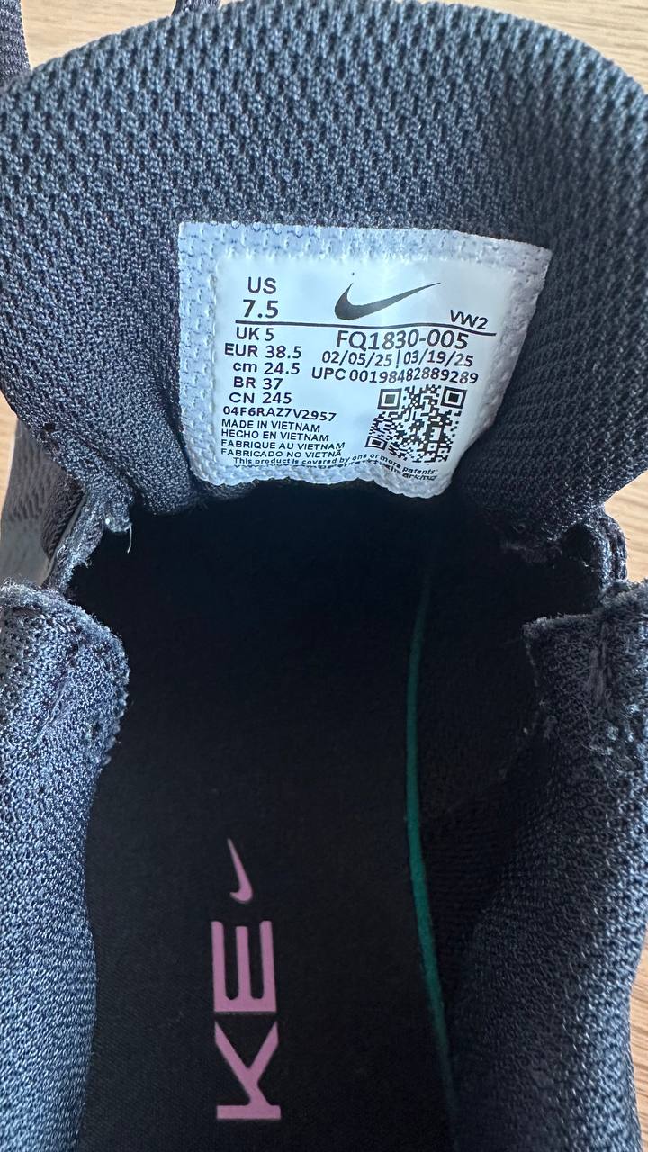 Фото 2: Продаются кроссовки Nike оригинал 38 размера (маломерки, подойдут на 3