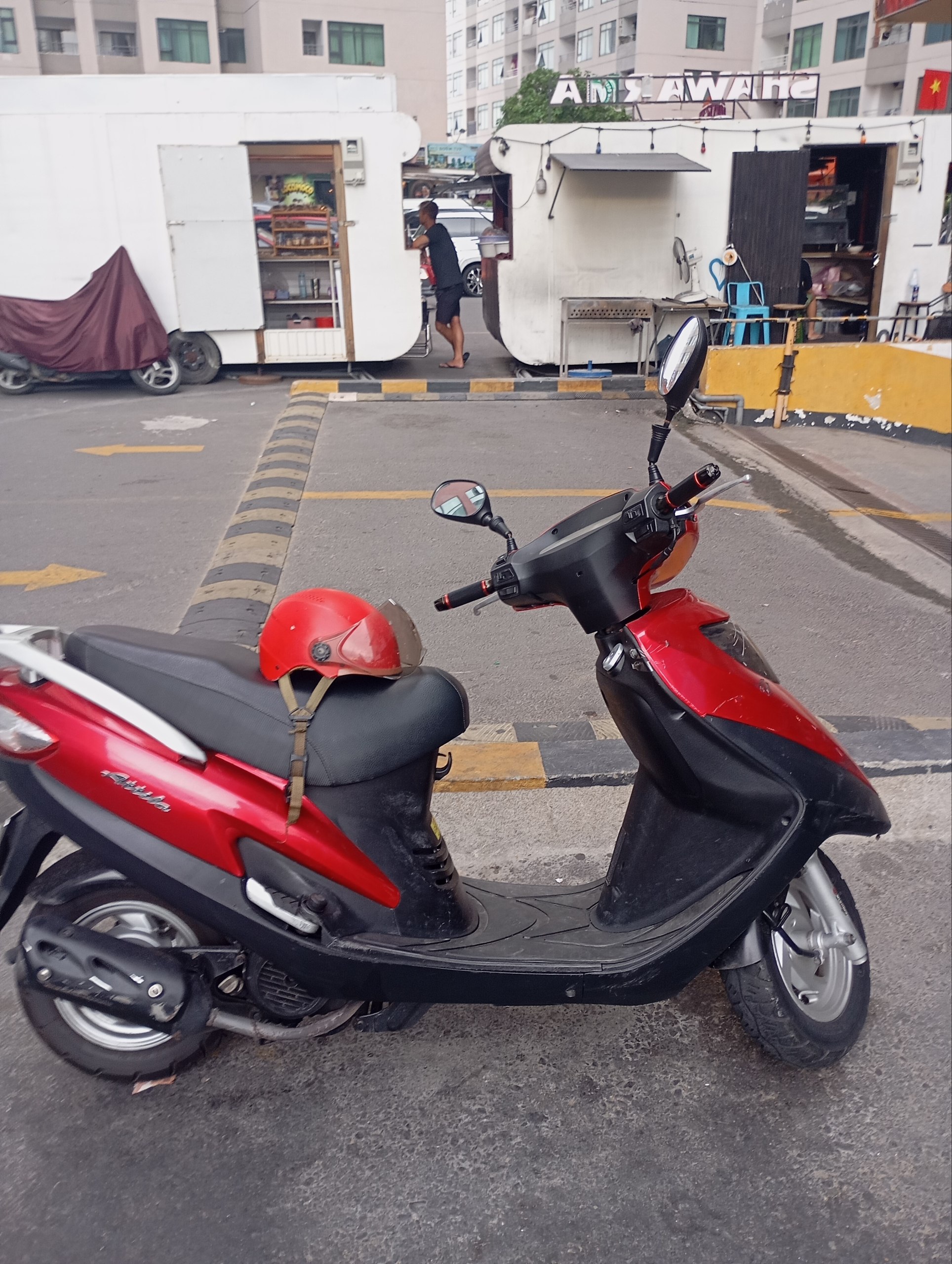 Продаётся красный Yamaha Attila 125, 2008 год, двигатель 125 куб