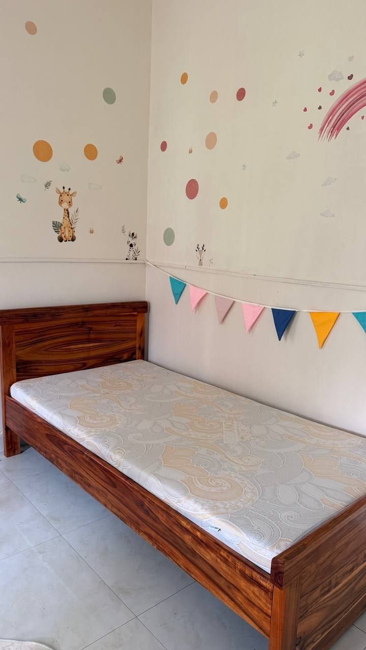 Продаётся кровать с матрасом размером 100x200 см