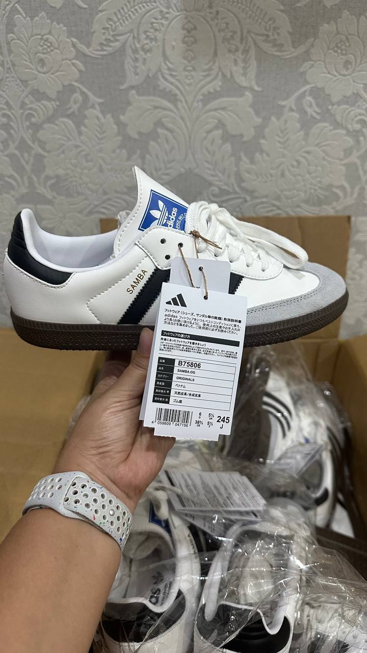 Раздача кроссовок Adidas Samba по цене 100 000 донгов