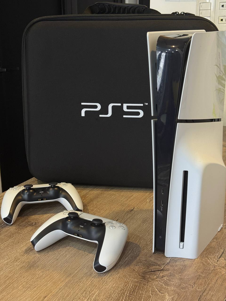 Продаётся техника в отличном состоянии: PlayStation 5 Slim с двумя геймпадами DualSense…