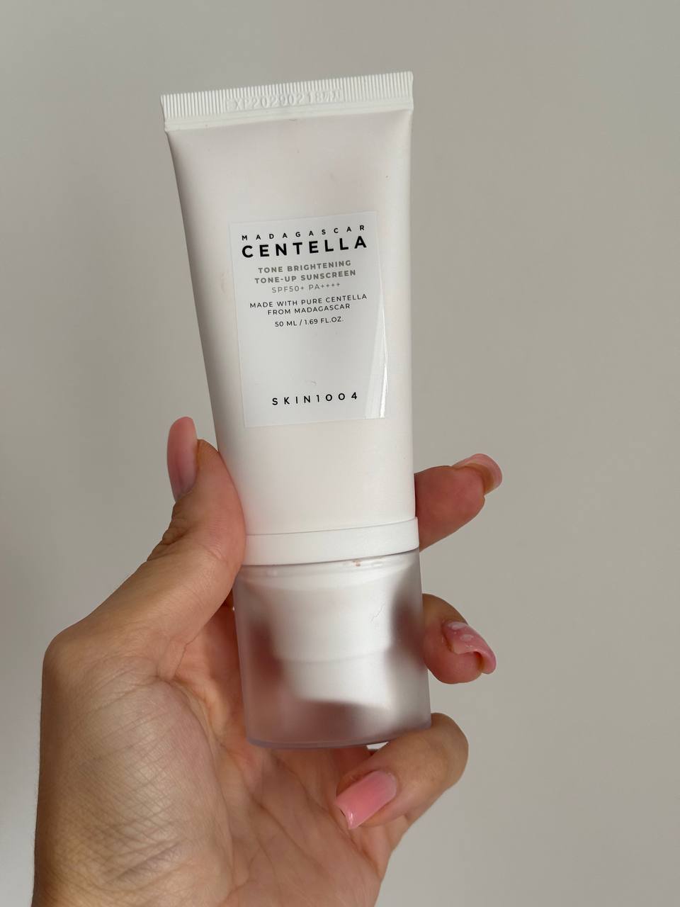 Фото 2: Продаются косметические средства: тональный крем INNISFREE с SPF 50 (остаток 90%…