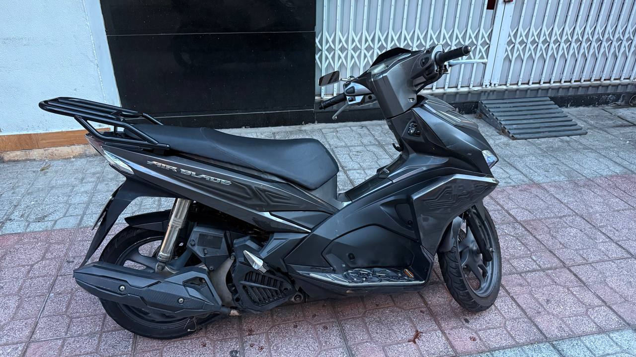Фото 3: Продаётся Honda Air Blade 125 с синим цветом